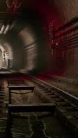 túnel ferroviario vacío cerca de la estación de tren subterráneo video