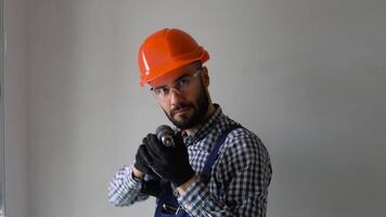 Funny window installer with screwdriver depicts shooting during a break video