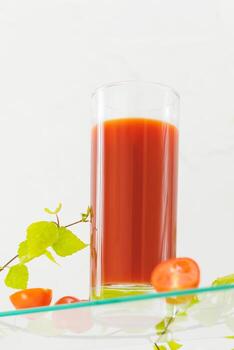 vaso de natural tomate jugo con Fresco Cereza Tomates foto