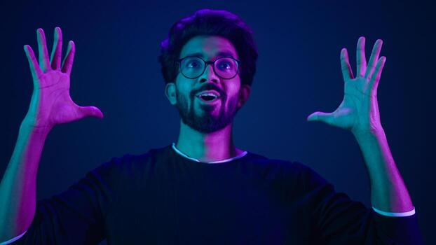 cerca arriba hombre retrato musulmán descifrador en neón estudio ultravioleta antecedentes árabe hombre indio chico hacer mente explosión gesto ciberespacio hackear programación dificultades problema demostración cabeza auge idea foto