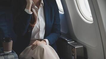 mujer utilizando móvil teléfono en avión cabina video