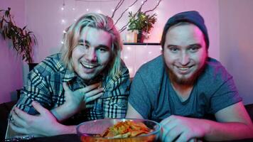 två män är bloggande och filmning sig själva på kamera, införande sig själva till deras prenumeranter förbi talande och gestikulerande. video