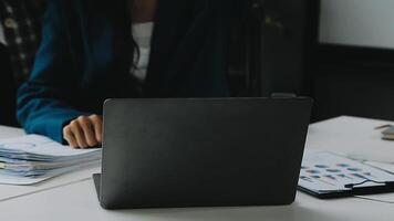 analistas financeiros analisam relatórios financeiros de negócios em um projeto de investimento de planejamento de tablet digital durante uma discussão em uma reunião de empresas mostrando os resultados de seu trabalho em equipe bem-sucedido. video
