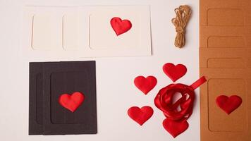 preparando para San Valentín llenado del dia fuera letras y tarjetas enamorado. foto