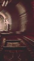 túnel ferroviario vacío cerca de la estación de tren subterráneo video