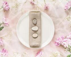 spa, relajarse, primavera composición con masaje piedras y flores foto