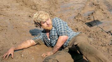 A man under the influence of drugs and alcohol lies in a swamp and cannot stand up video