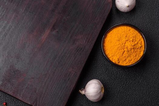 vacío de madera corte tablero con especias, sal y hierbas foto