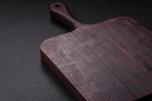 vacío de madera corte tablero con especias, sal y hierbas foto