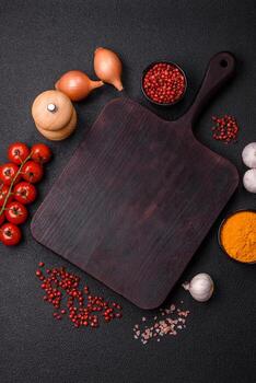 vacío de madera corte tablero con especias, sal y hierbas foto