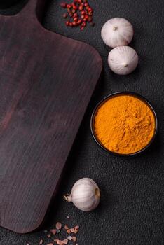 vacío de madera corte tablero con especias, sal y hierbas foto