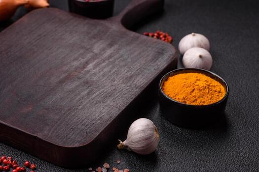 vacío de madera corte tablero con especias, sal y hierbas foto