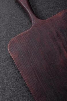 vacío de madera corte tablero con especias, sal y hierbas foto