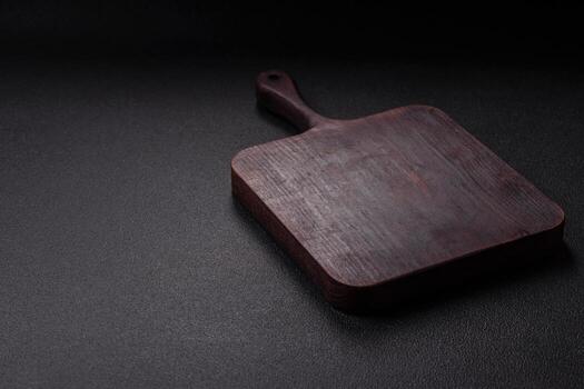 vacío de madera corte tablero con especias, sal y hierbas foto