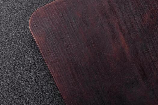 vacío de madera corte tablero con especias, sal y hierbas foto