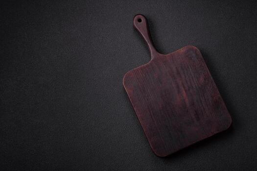 vacío de madera corte tablero con especias, sal y hierbas foto