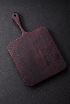 vacío de madera corte tablero con especias, sal y hierbas foto