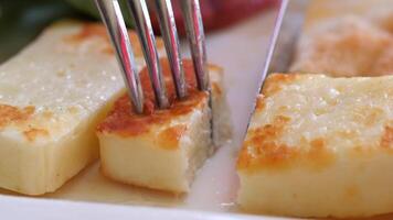 Learn to cut and serve grilled Halloumi cheese with care for a better dining experience video