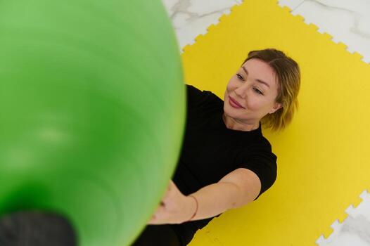 joven atlético mujer trabajando fuera con aptitud pelota a hogar gimnasio foto