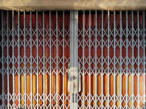 puesta de sol matices detrás seguridad reja foto