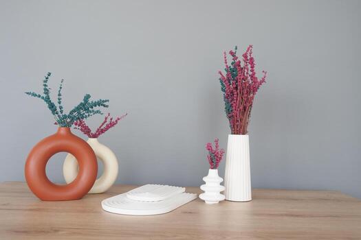 crear un de moda estilo a hogar con moderno decoración utilizando cerámico floreros y seco flores foto