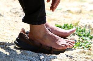 An athlete walks barefoot on the sand on the seashore. photo