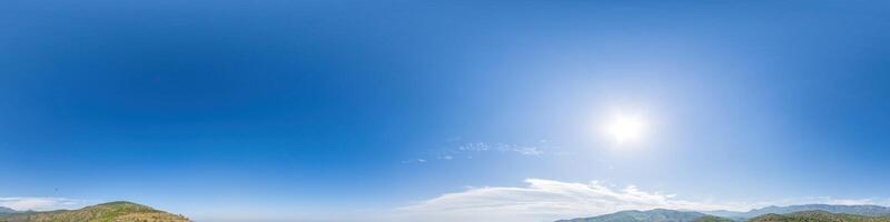 cielo azul con nubes de luz panorámica perfecta en formato equirectangular esférico con cenit completo para usar en gráficos 3D, juegos y para compuestos en drones aéreos Panorámicas de 360 grados como una cúpula del cielo foto
