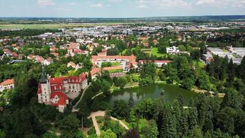 Antenne umkreisen Aussicht von Chateau pruhonice und Teich im Tschechien auf Juni 2024 video