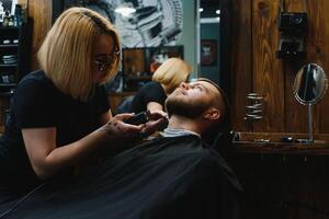 cliente durante barba afeitado en Barbero tienda foto
