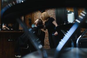 cliente durante barba afeitado en Barbero tienda foto