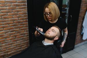 cliente durante barba afeitado en Barbero tienda foto