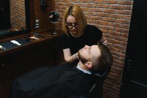 cliente durante barba afeitado en Barbero tienda foto