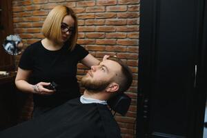 cliente durante barba afeitado en Barbero tienda foto