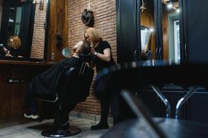 cliente durante barba afeitado en Barbero tienda foto