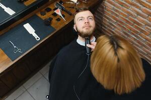 cliente durante barba afeitado en Barbero tienda foto