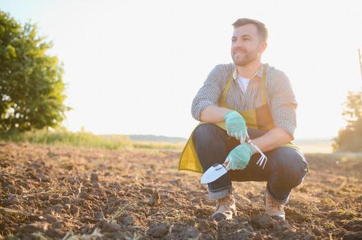 enguantado manos y palas pala el suelo.a mano en un blanco jardinería guante trabajos con un herramienta. foto