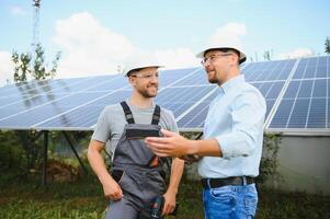 ingeniero y empresario cepillado nuevo ecología proyecto. alrededor solar panel foto