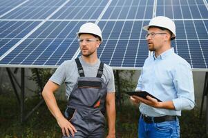 ingeniero y empresario cepillado nuevo ecología proyecto. alrededor solar panel foto