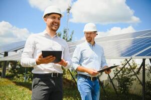 ingeniero y empresario cepillado nuevo ecología proyecto. alrededor solar panel foto
