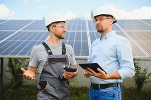 ingeniero y empresario cepillado nuevo ecología proyecto. alrededor solar panel foto