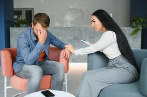 hembra psicólogo, amigo o familia sentado y poner manos en el hombro para animar arriba a mental deprimir hombre, psicólogo proporciona mental ayuda a el paciente. ptsd mental salud concepto. foto
