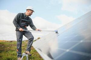 trabajador limpieza solar paneles después instalación al aire libre foto