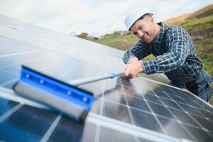 trabajador limpieza solar paneles después instalación al aire libre foto