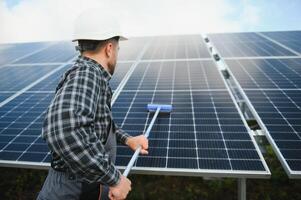 trabajador limpieza solar paneles después instalación al aire libre foto