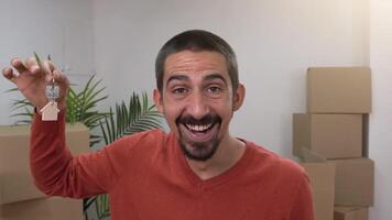homme spectacle clés de Nouveau posséder loger, sourire regarder à caméra, regards joyeux - déménagement journée concept video