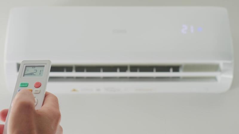 Adjusting Air Conditioner Temperature with Remote Control 46766049 Stock Video at Vecteezy