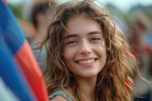 un de cerca ver de un persona con un alegre expresión, sonriente extensamente a un victoria celebracion durante un al aire libre festival foto
