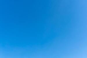 hermosa azul cielo sin nubes en el Mañana o noche usado como natural antecedentes textura en decorativo Arte trabajo foto