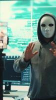 vertical governamental anônimo hackers grupo Perguntando resgate para Estado segredos, importante hacking atividade durante híbrido guerra. gravação uma depois de roubando topo segredo Informação, grande tela. Câmera uma. video