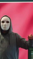 vertical anônimo hacker especialista dentro uma chinês hacking Alto tecnologia escritório, digital ameaças e político espionagem. infligindo cyber terror, propaganda e crise gestão dentro em formação guerra. Câmera uma. video